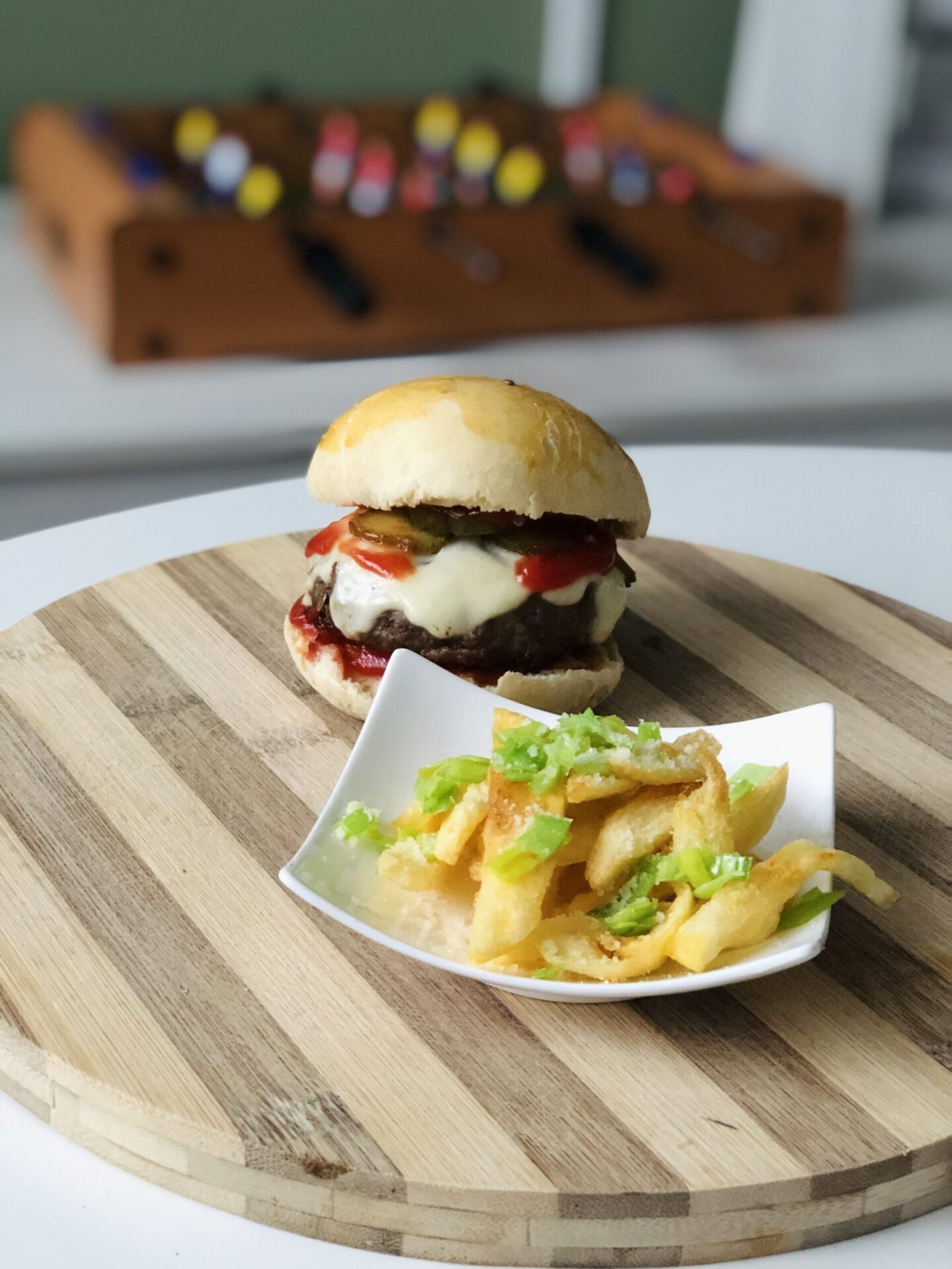 Burger de vită cu cartofi prăjiți